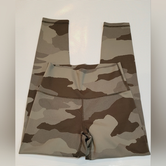 Offline by Aerie Pants - Offline by Aerie 7/8 Hi-Rise Camo Leggings.  Size Medium.